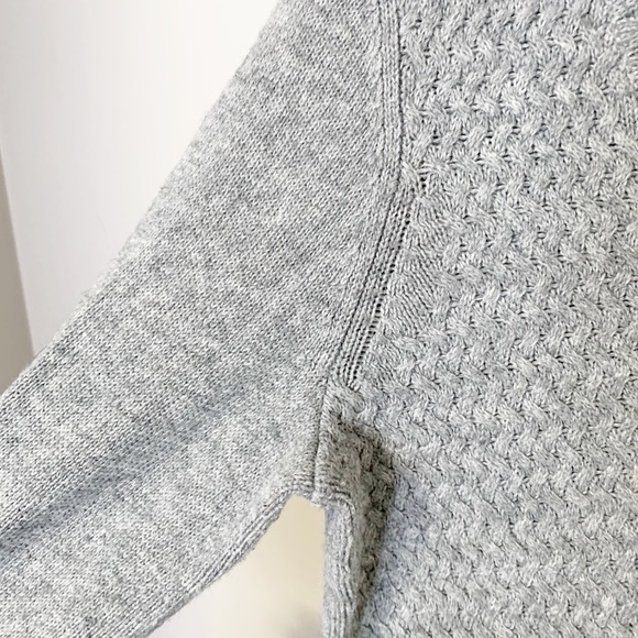 🛍HOST PICK🛍 - Tommy Hilfiger Grey V-Neck Sweater - Small - Picture 5 of 6